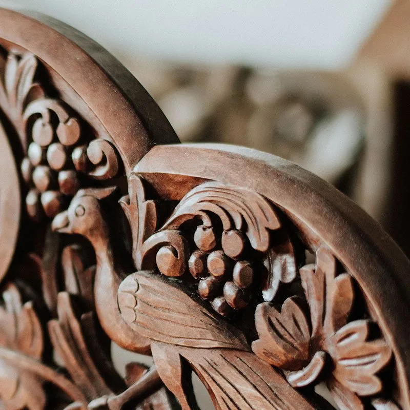 Detalle de talla artesanal en madera